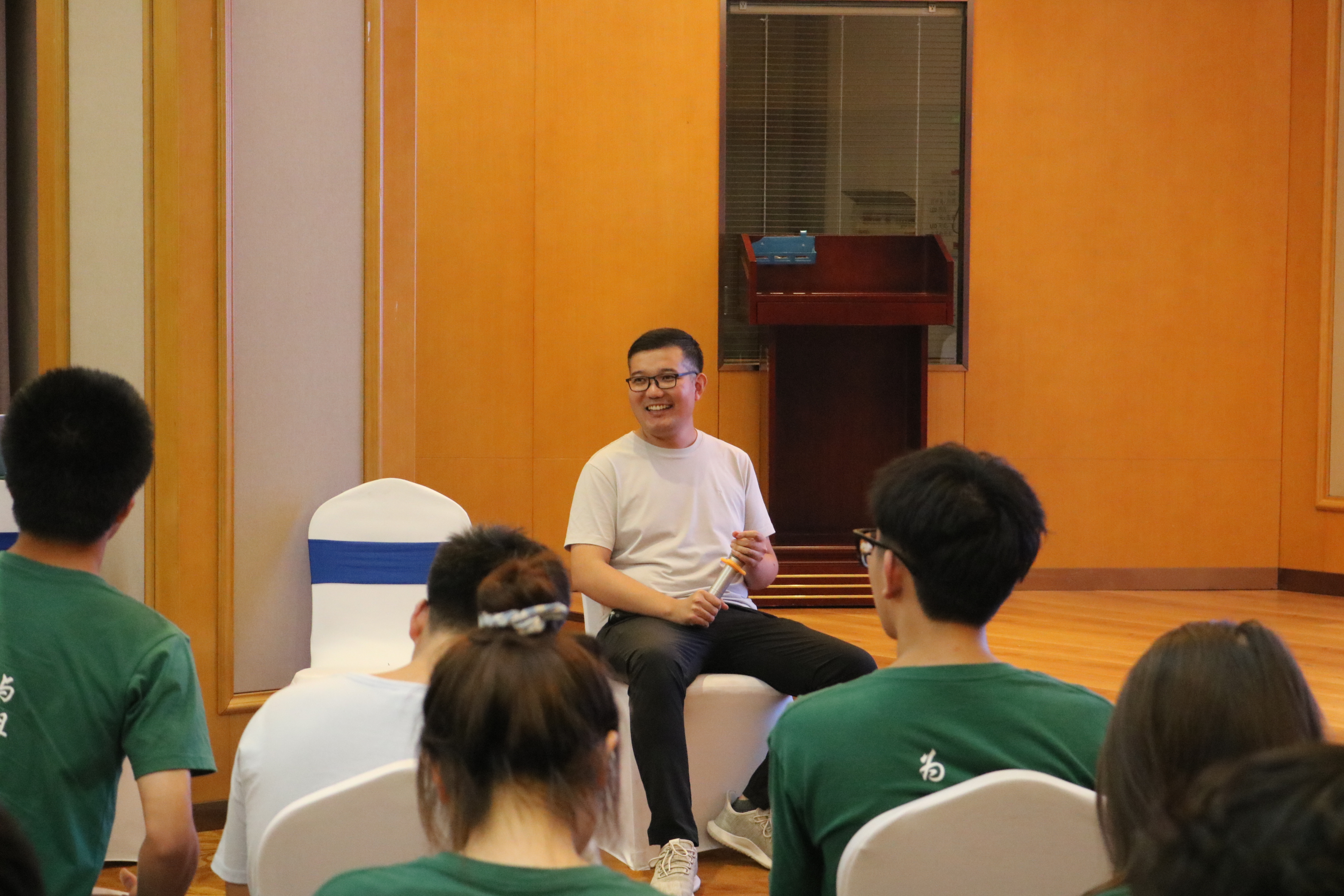 best365官网登录入口教师王亚奇与同学们漫谈红色基因(通讯员 余梓源 摄)