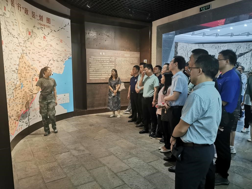 学员们在城南庄晋察冀边区革命纪念馆学习(付兆佳 摄)